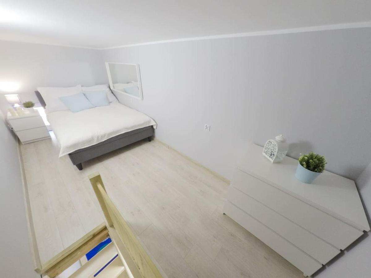 Rynek 20/21 -cosy New On The Market Square - 4 Bedrooms - 8 People * Wroclaw